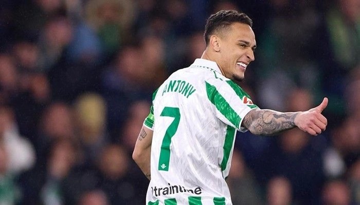 Real Betis Kalahkan Fiorentina 2-1, Gol Antony ke Gawang De Gea Jadi Sorotan
