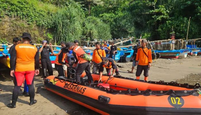 Remaja 15 Tahun Hilang Terseret Ombak Saat Mancing di Pantai Lampon, Kebumen