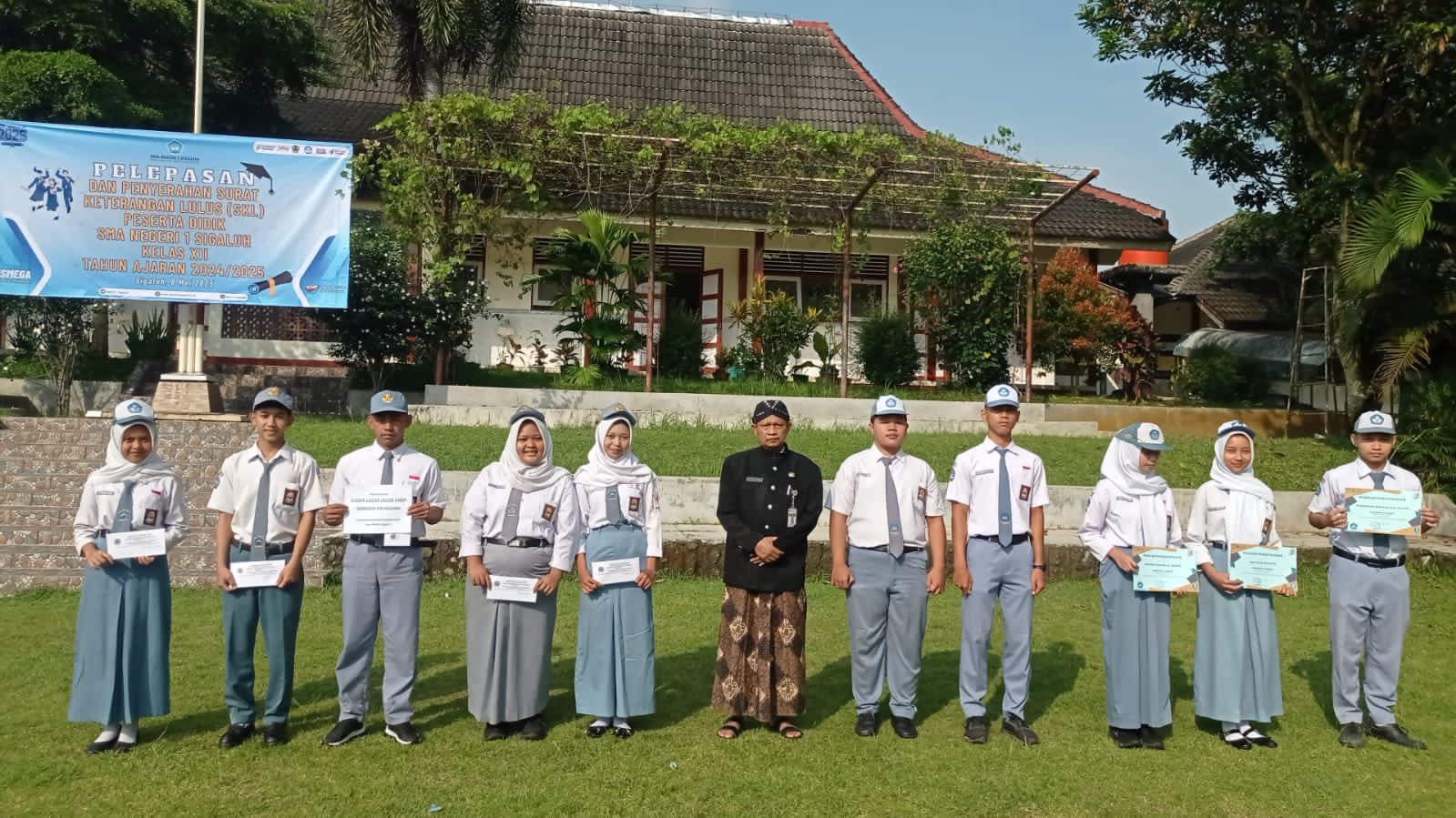 Tidak Ada Wisuda, SMAN 1 Sigaluh Rayakan Perpisahan Dengan Penyerahan Bantuan Biaya Kuliah