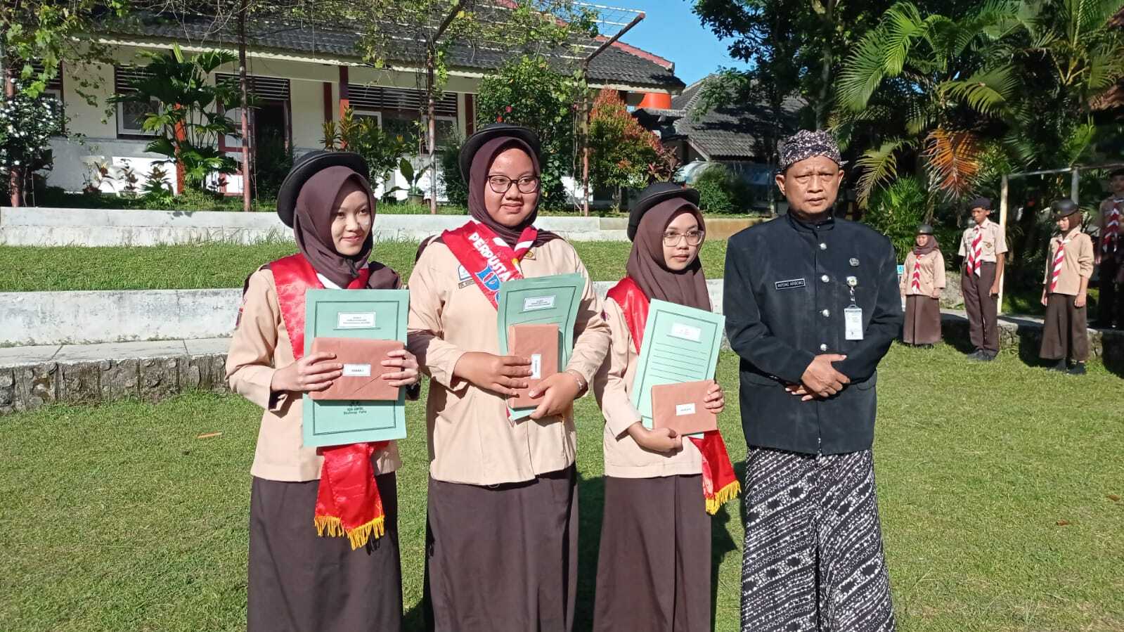 Hardiknas SMAN 1 Sigaluh, 3 Siswi Peroleh Slempang Perpustakaan Idol