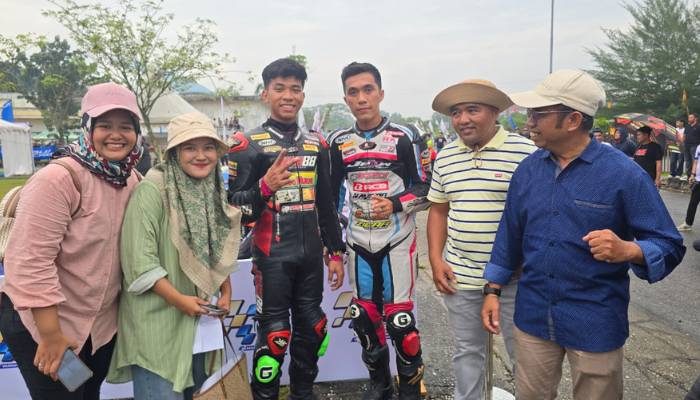 Pengurus KONI Sijunjung Turun Gunung Dukung Renggi dan Ryan di Yamaha Cup Race 2025