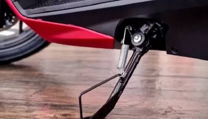 Benarkah Mematikan Mesin Motor dengan Standar Samping Bikin Aki Soak? Ini Faktanya!