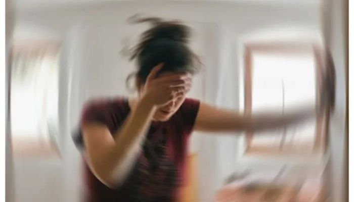 Penyebab vertigo bisa bermacam-macam, seperti gangguan telinga bagian dalam, tekanan darah rendah, stres, atau dehidrasi