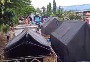 Demo ODOL di Pucang dekat tugu Gilar-gilar Banjarnegara pada Kamis, 19 Juni 2025