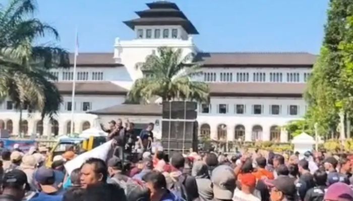 Ribuan Pekerja Wisata Kepung Gedung Sate! Tuntut Gubernur Jabar Cabut Larangan Study Tour!