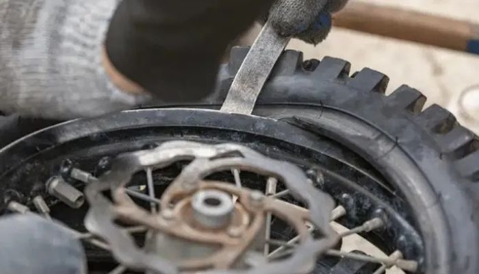 Wajib Ganti! Ini 5 Jenis Ban Motor Terbaik untuk Musim Hujan, Biar Nggak Selip dan Tetap Aman di Jalan