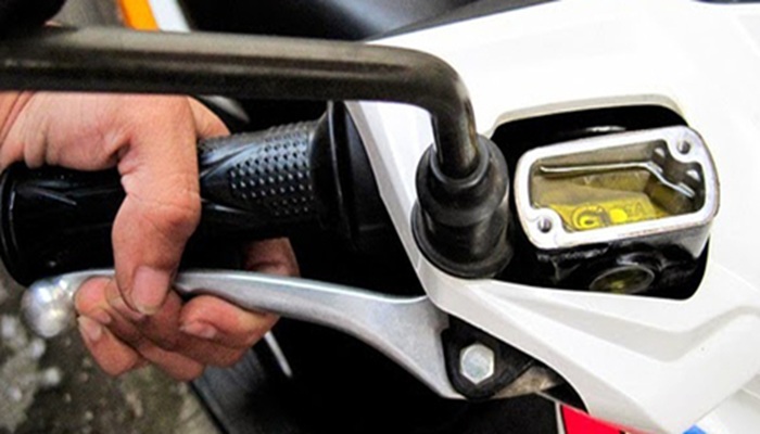 Menguras Minyak Rem Motor