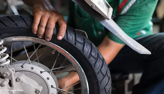 Penggunaan Cairan Penambal Ban Motor untuk Mengatasi Ban Kempis: Manfaat dan Risikonya