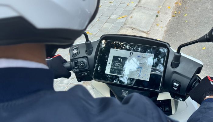 Bahaya Hilang Konsentrasi Berkendara! Begini Cara Aman Bikers Gunakan Aplikasi Navigasi