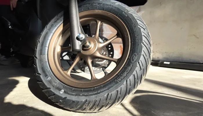 Jangan Cuma Lihat Kembangnya! Ini Batas Usia Ban Motor Sebelum Nyawa Jadi Taruhan