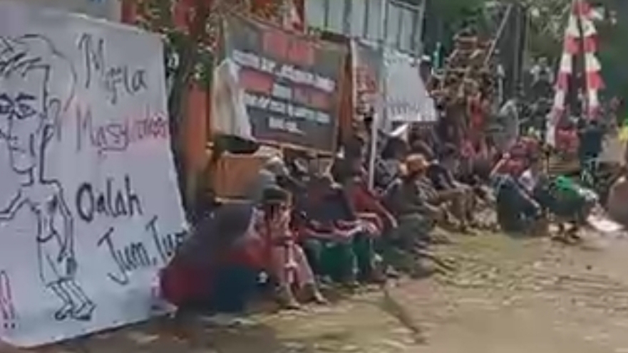 Geger Petuguran: Sekdes Jumirah Didemo Ratusan Masyarakat