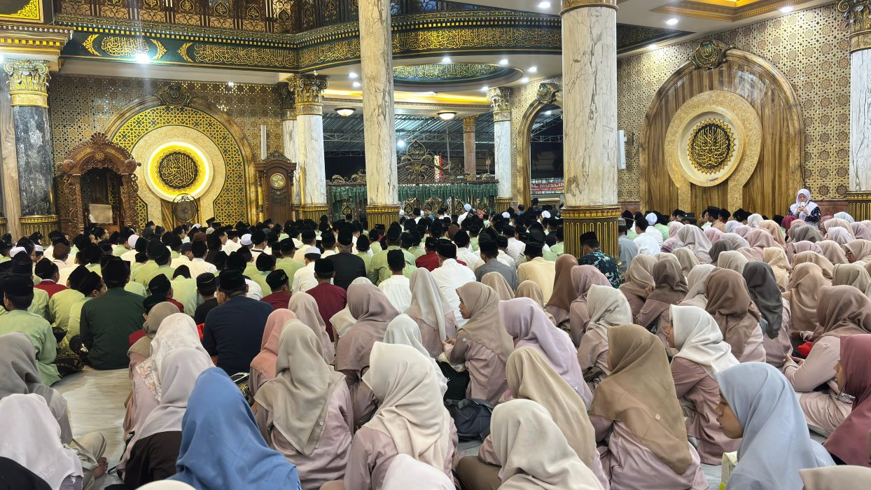 Dipimpin KH Fadlolan Musyaffa’, Ribuan Santri PPFF Semarang Ziarahi Makam KH Hasyim Ashari dan Gus Dur di Jombang
