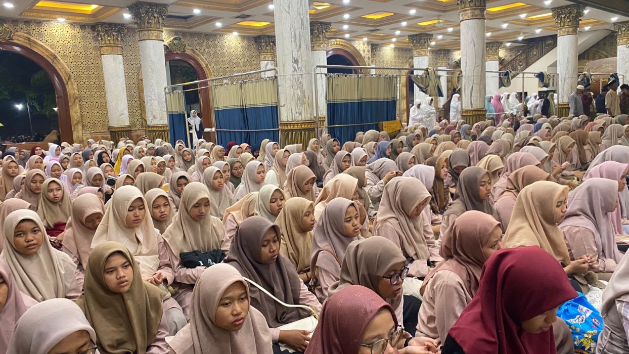 Ribuan Santri PPFF Tawassul di Makam Sunan Gresik dan Makam Sunan Bonang di Tuban