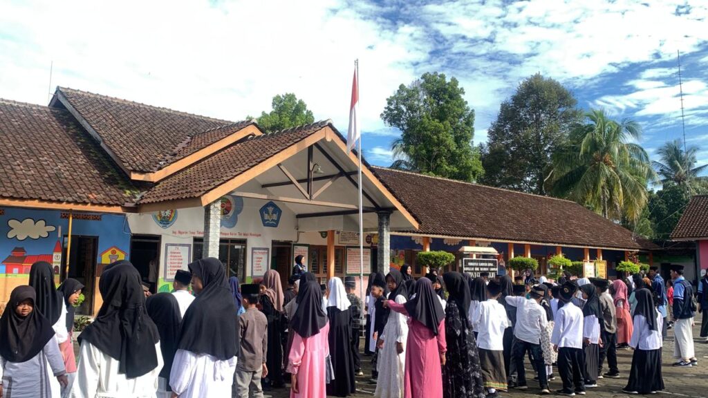 Apel peringatan Hari Santri Nasional 2025 untuk pertama kalinya digelar di SDN 1 Gonoharjo