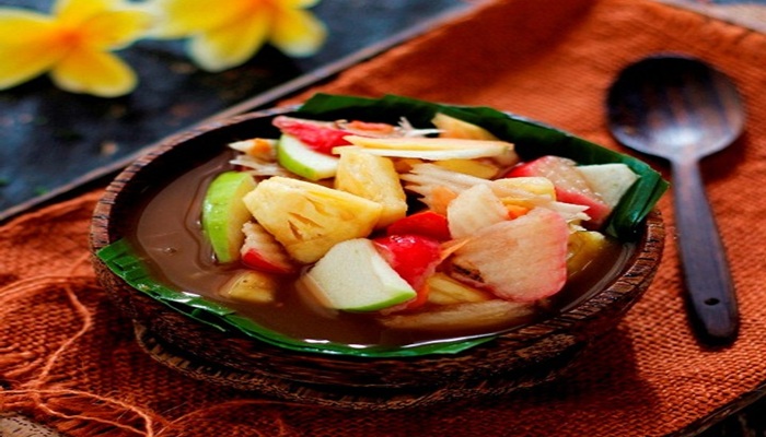 Rujak kuah pindang segar dan pedas