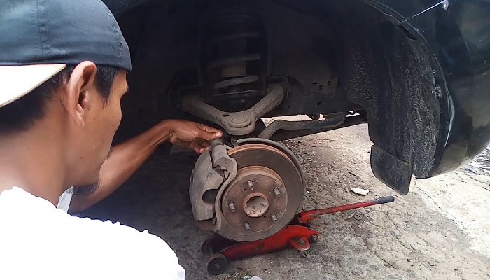 Tak Perlu Turun! Cara Hilangkan Suara Decit Rem Usai Menerjang Genangan Air!