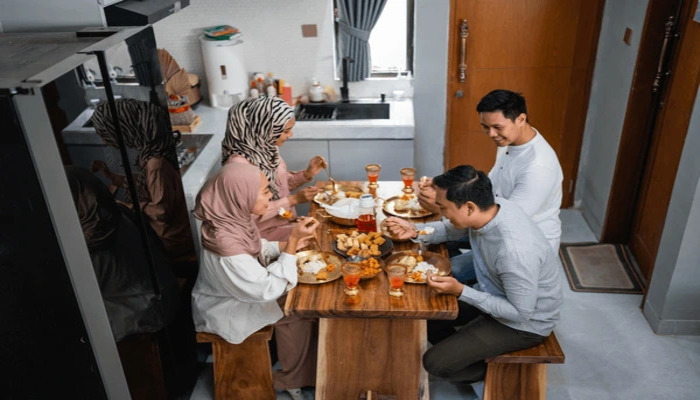 Dokter Ungkap Alasan Sebaiknya Tidak Langsung Makan Berat Saat Berbuka Puasa