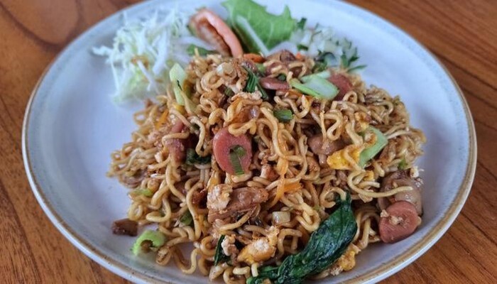 Resep Mie Goreng Campur Sosis dan Ayam Suwir, Bumbu Ala Jawa yang Manis Gurih Bikin Nagih!